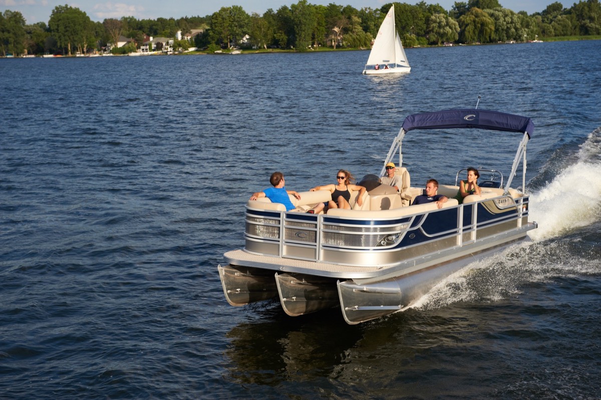 Rent a pontoon boat in Naples